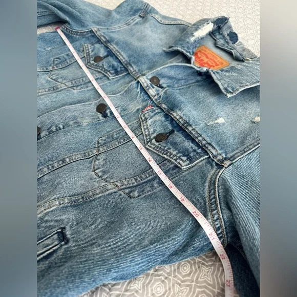 Levi's Men’s Denim Trucker Jacket Medium Wash Distressed Size M - Picture 7 of 10